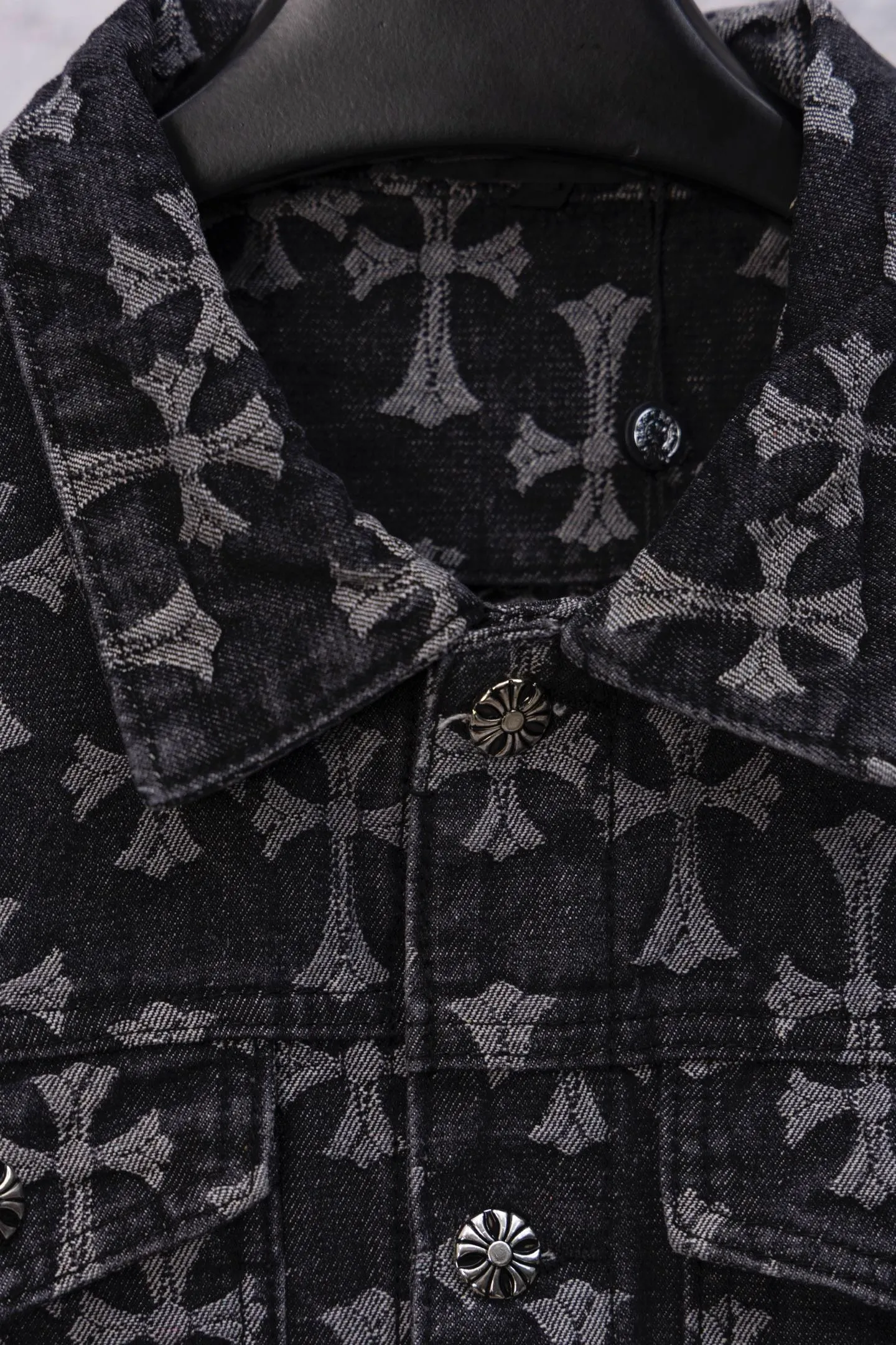 P240 Chrome Hearts CH Chrome Hearts double-sided all-over LOGO jacquard dark pattern heavy-duty denim jacket jeans denim suit same style as the Internet celebrity star's cross-printed denim jacket jeans, the unique cross design element plus all-over printing, full of design sense. It is made of 100% denim cotton fabric with heavy coarse yarn count, which ensures a stiff and tough silhouette while being soft, comfortable and breathable. The lapel is designed with silver buttons and is full of texture. The classic white cross logo is all over the dress, making it a perfect versatile style for spring and summer! Customized jacquard fabric, you can wear it in various styles. This gender-neutral shirt is a must-have for nightclubs. It can be worn as a jacket for both men and women. It can be easily worn by both men and women! The original loose version is made of high-quality pure cotton fabrics. The fabric pattern is high-definition and delicate without burrs. It is comfortable and breathable to wear. All the buttons are molded and customized. It is casual and fashionable and can be matched with any bottoms. It can be windproof and sunproof in spring and summer. It can be worn outside in autumn and winter! Easily concave shape makes you look slimmer and taller, perfect for both men and women! Color: Black Blue Size: Jacket S-XL Pants 28-36